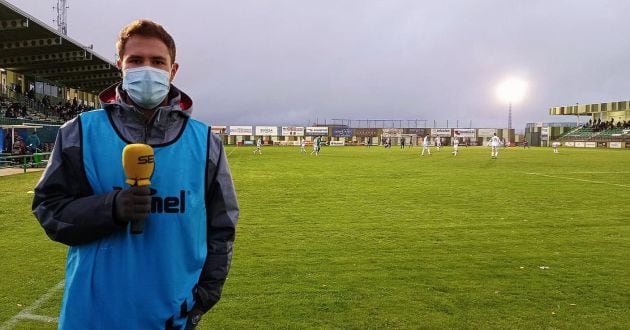 Marco García durante una retransmisión de Carrusel Deportivo en el estadio de La Albuera