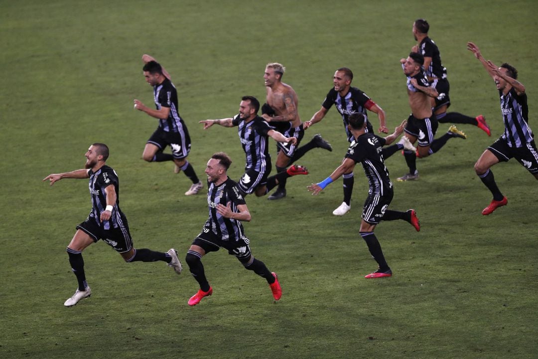 Los jugadores del Cartagena celebran su ascenso a segunda división