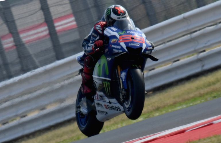 Jorge Lorenzo manejando su Yamaha en Misano