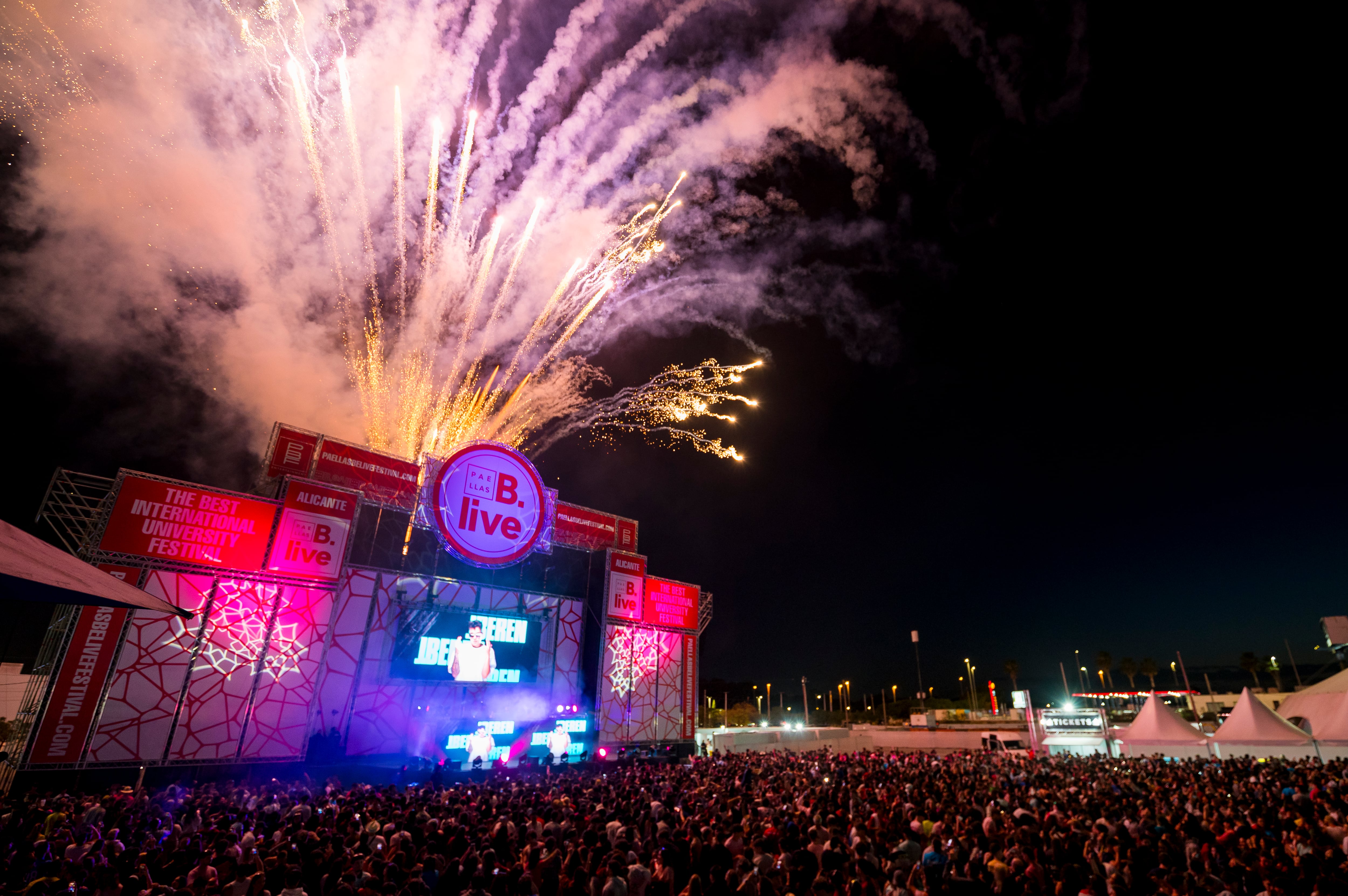 Fuegos artificiales para cerrar Paellas B-Live 2026