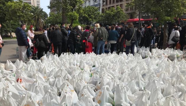 Acopio de bolsas de comida este viernes frente al número 80 de la calle Colón