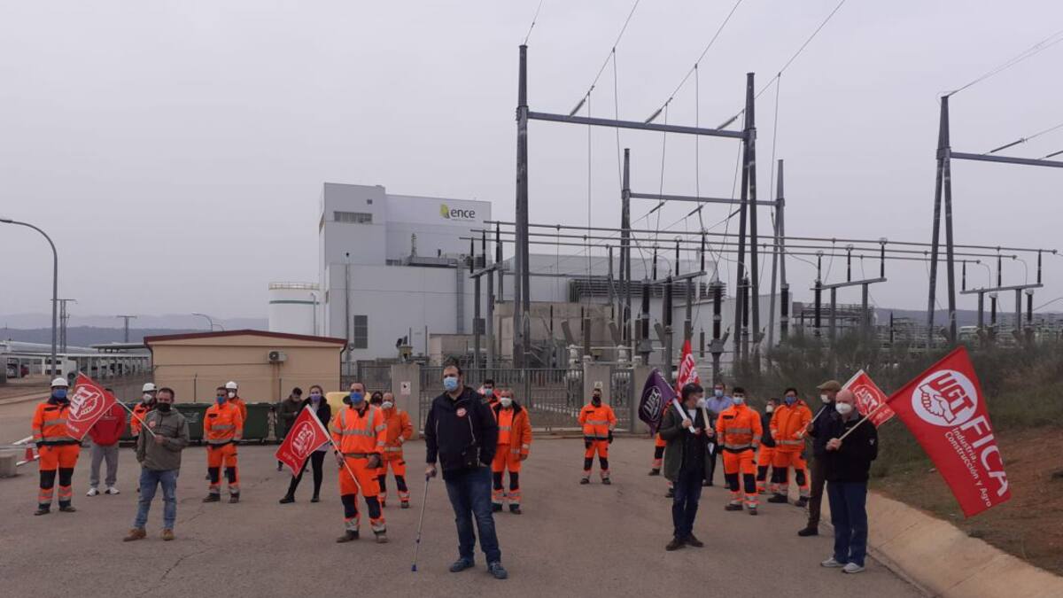 Una treintena de trabajadores de Abengoa se concentran en Puertollano pidiendo la continuidad de sus empleos