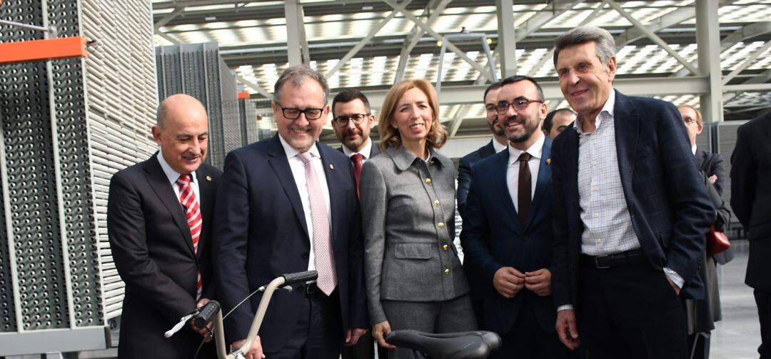Imagen de la consejera delegada de Porcelanosa, María José Soriano, el presidente del grupo, Manuel Colonques, el alcalde de Vila-real, José Benlloch y el presidente de la Diputación de Castellón, José Martí