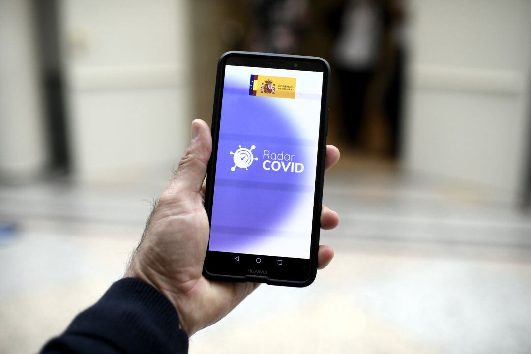 Una persona utiliza desde su teléfono móvil la aplicación &#039;Radar Covid&#039;