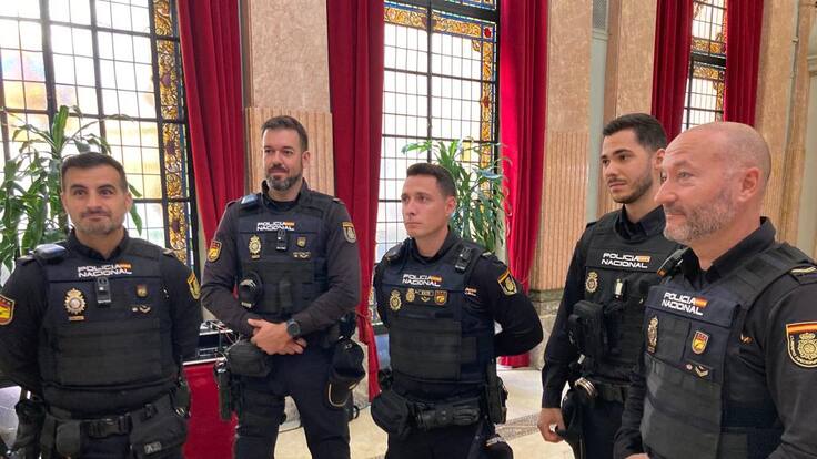 El Ayuntamiento de Murcia homenajea a cinco policías nacionales por la detención del tirador de Canovelles