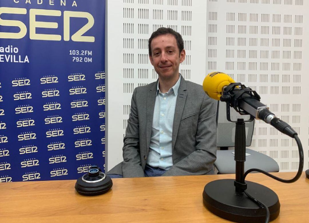 Sergio Millares en los estudios de Radio Sevilla