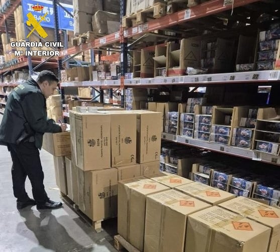 Agente de la Guardia Civil frente a los más de 15.800 productos pirotécnicos intervenidos en una operación previa a las Fallas