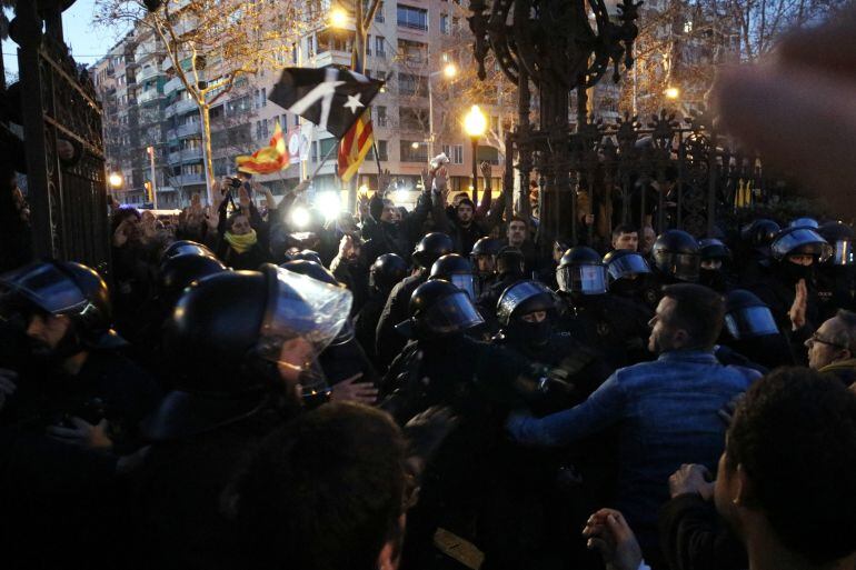 Imatge d'arxiu dels enfrontaments entre Mossos i manifestants el 30 de gener al Parc de la Ciutadella