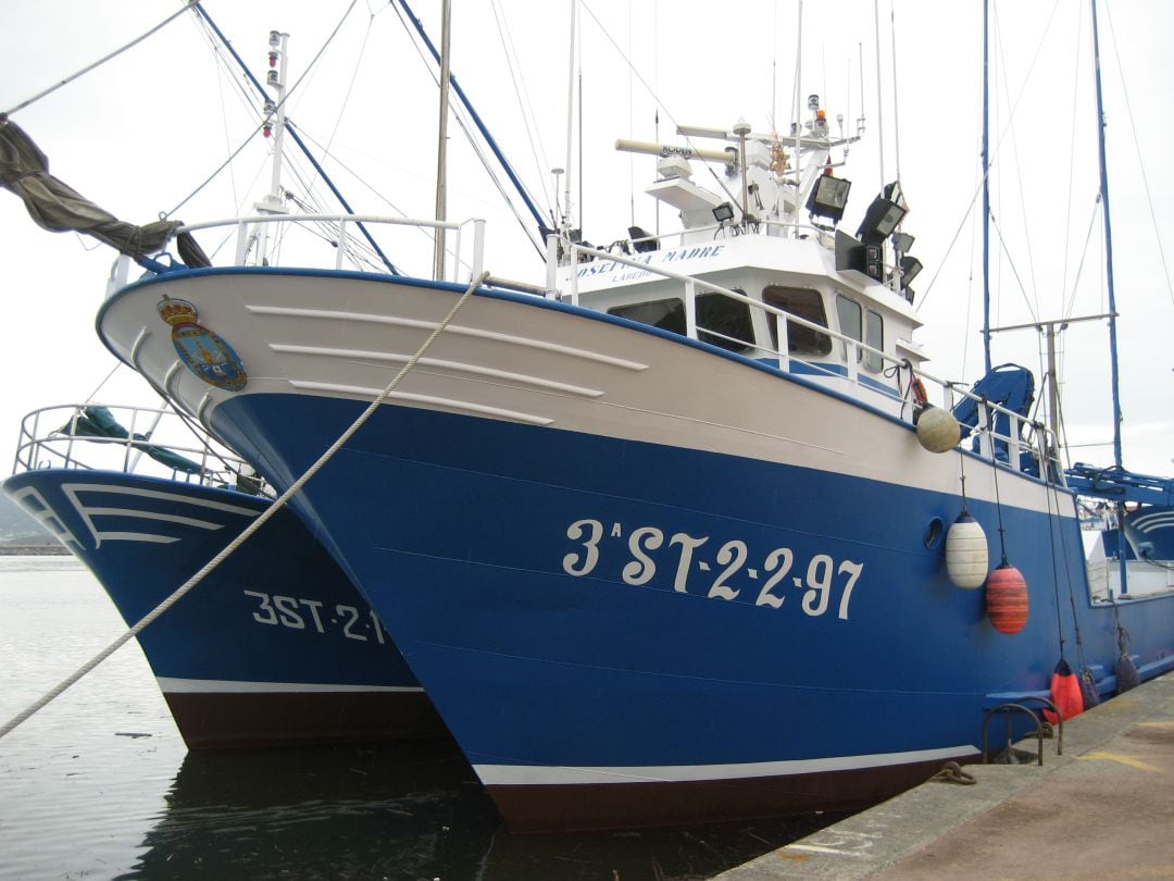 Barcos pesqueros en el puerto de Colindres.