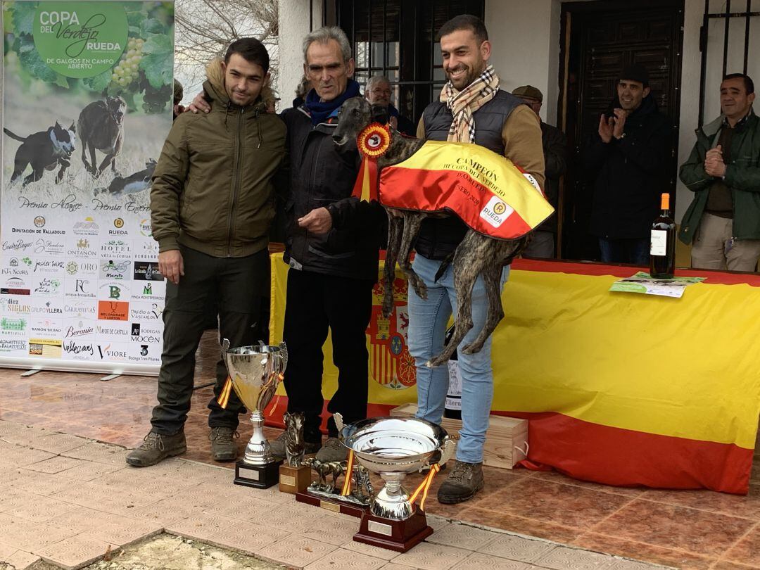 La ganadora de la III Copa del Verdejo con todos los trofeos recogidos tras la final