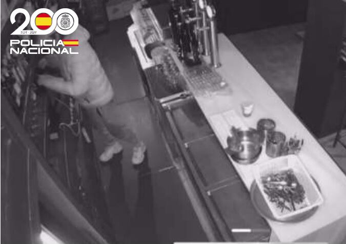 Este individuo ya había sido detenido recientemente por cometer hechos similares, y ha ingresado en prisión preventiva por orden judicial