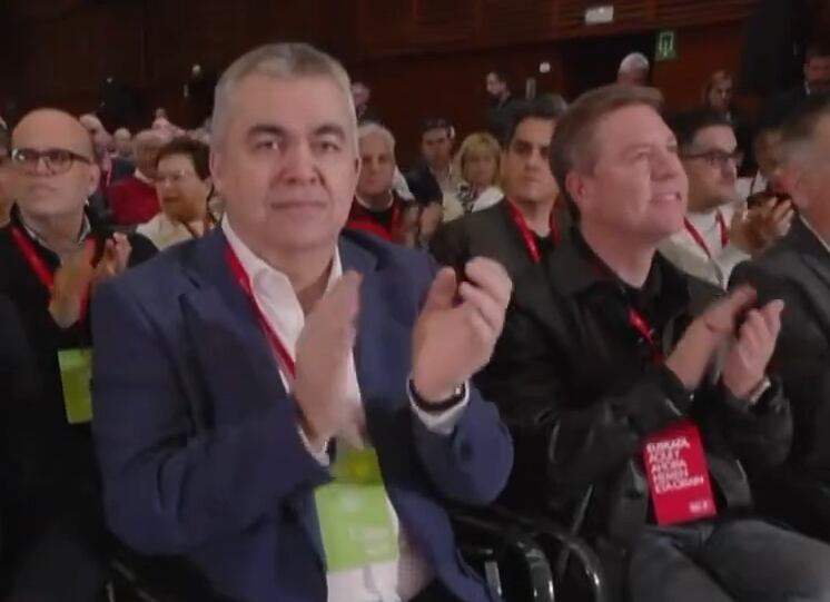 Santos Cerdán y Emiliano García-Page, el 16 de febrero de 2025 en la clausura del 10º Congreso PSE-EE