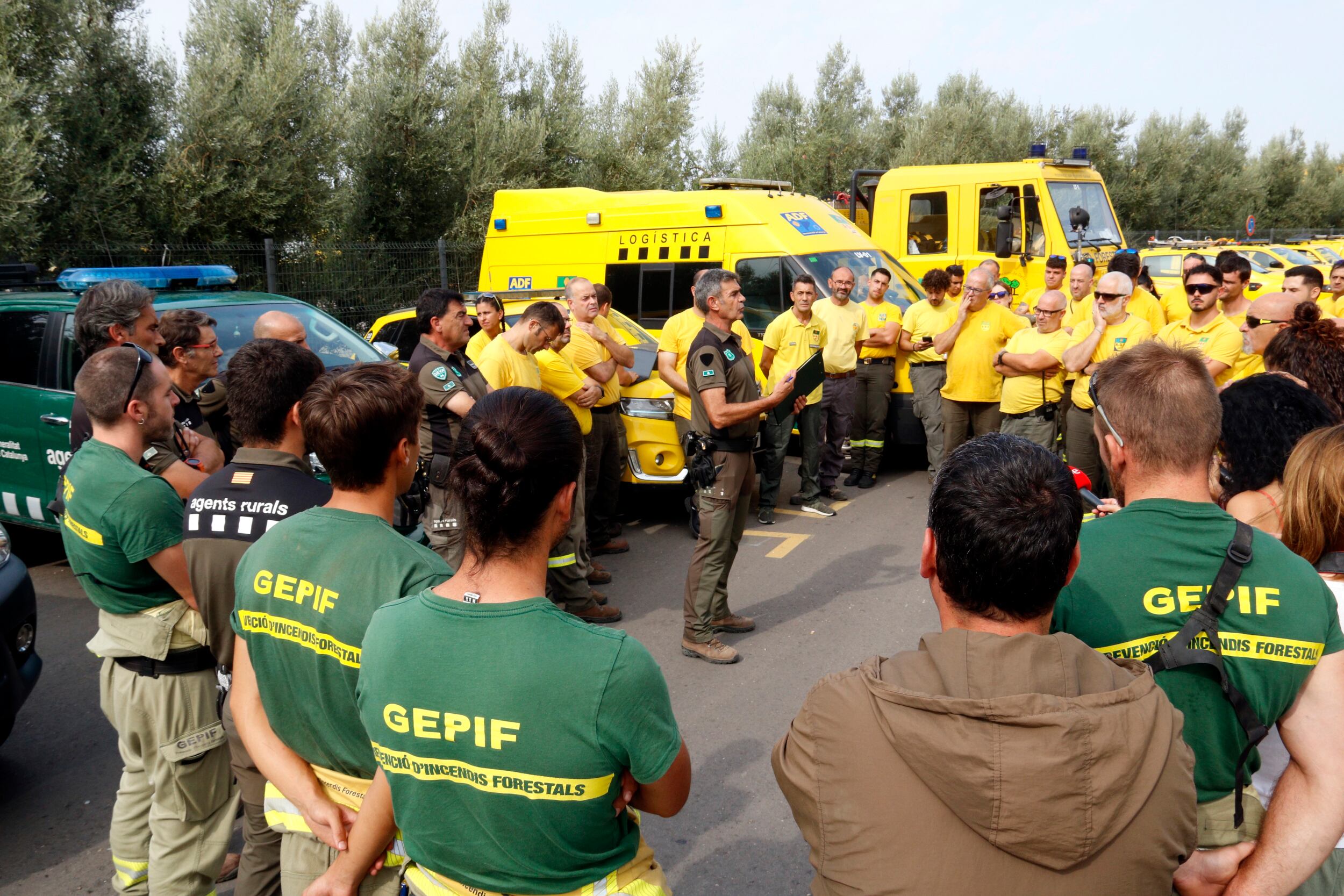 Un comboi amb 56 efectius i 21 vehicles de diverses Agrupacions de Defensa Forestal de Catalunya, el Grup Especial de Prevenció d&#039;Incendis Forestals i els Agents Rurals han sortit de Torrefarrera cap a Castella i Lleó per col·laborar en l&#039;extinció  dels incendis. Foto: ACN.