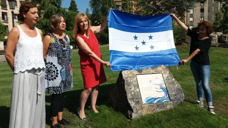 Las concejalas Cristina Pontón (IU), Ana Taboada (SOMOS) y Marisa Ponga (PSOE), descubren la placa, en el parque de Ismael Fuentes, junto a la Presidenta de la Coordinadora de ONGD del Principado, Celeste Intriago.