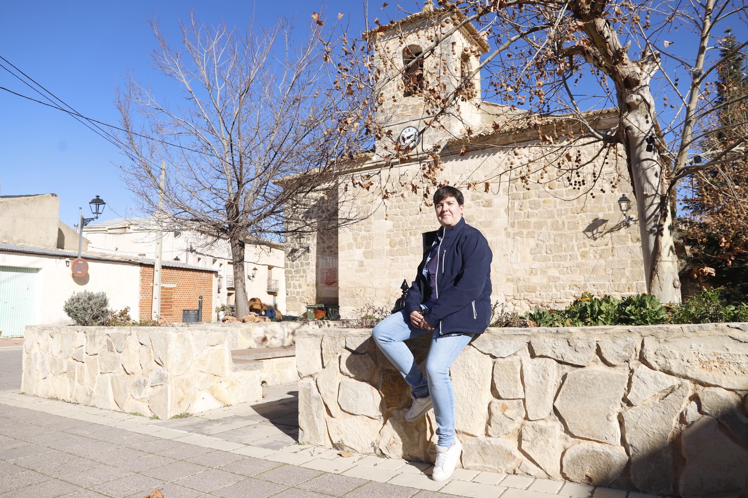 Sara Simal, alcaldesa de Olmeda de la Cuesta (Cuenca), en la plaza Mayor del pueblo.