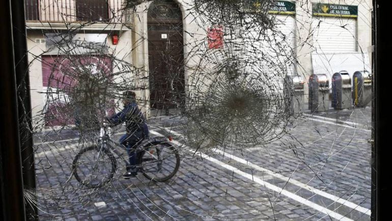 El cristal de un establecimiento del Casco Viejo de Pamplona tras los disturbios