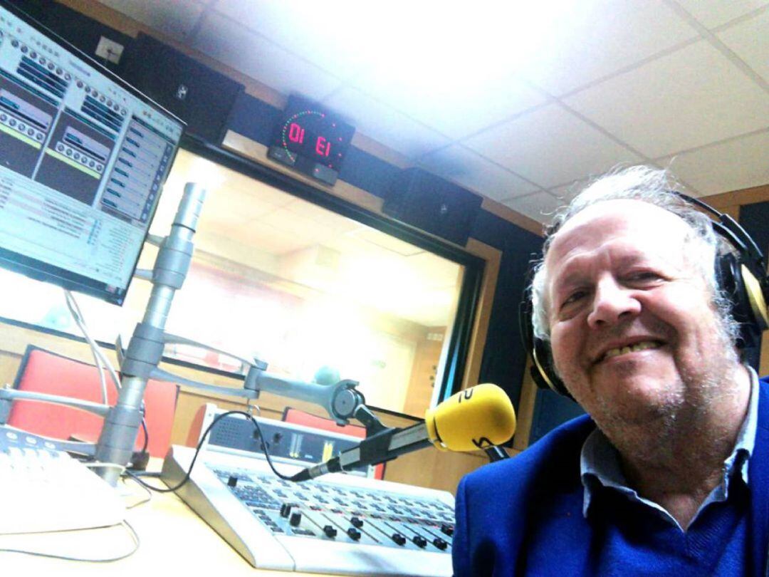 Autorretrato de Juan José Téllez en los estudios de Radio Cádiz