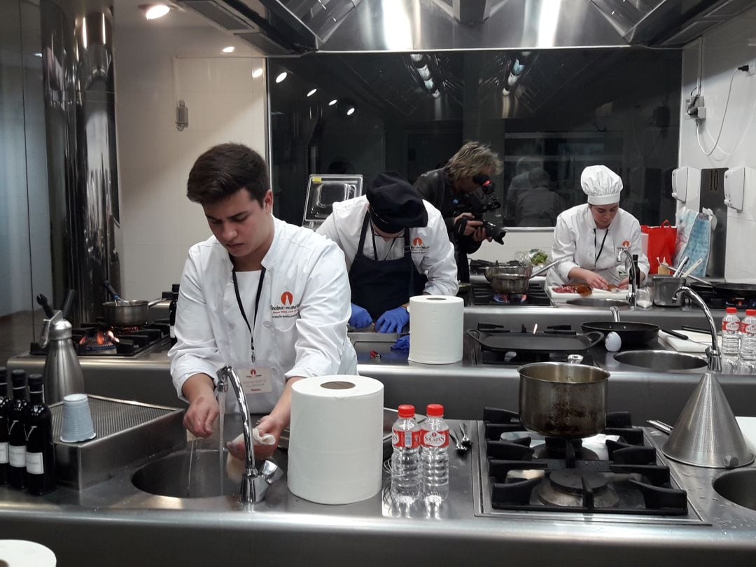 Tres de los cuatro finalistas apuran su cocinado durante la final