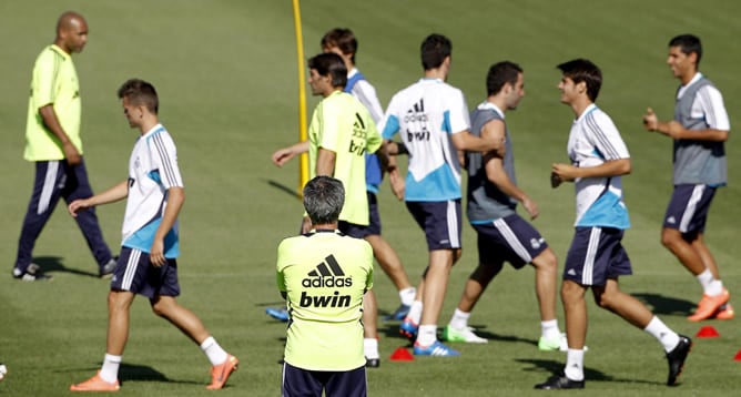 El entrenador del Real Madrid, el portugués Jose Mourinho, observa a sus jugadores durante el entrenamiento