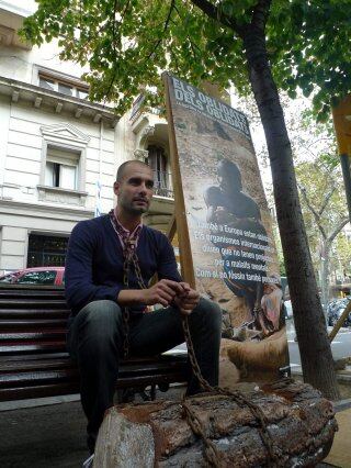 Josep Guardiola, encadenado para apoyar la campaña de &quot;Los olvidados de los olvidados&quot;