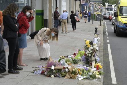 Una joven se acerca ante el altar colocado en la acera donde fue golpeado Samuel, el joven asesinado en A Coruña el pasado sábado 3 de julio, a 6 de julio de 2021, en A Coruña, Galicia, (España). 