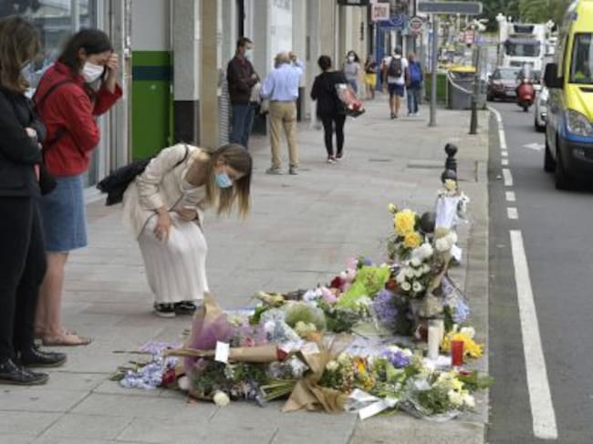 Una joven se acerca ante el altar colocado en la acera donde fue golpeado Samuel, el joven asesinado en A Coruña el pasado sábado 3 de julio, a 6 de julio de 2021, en A Coruña, Galicia, (España).