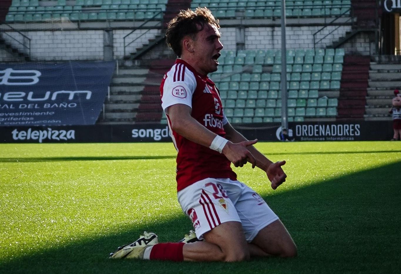 Forns, jugador del Real Murcia, celebra su primer gol de grana en el Estadio Romano ante el Mérida.