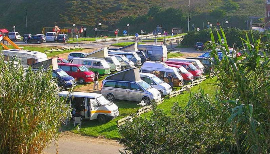  El Ayuntamiento de Sopela ha señalado que podrá establecerse una mayor apertura de forma parcial o total en determinadas horas o días de la semana siempre y cuando la evolución de la alerta sanitaria y el aforo de los arenales lo permita.