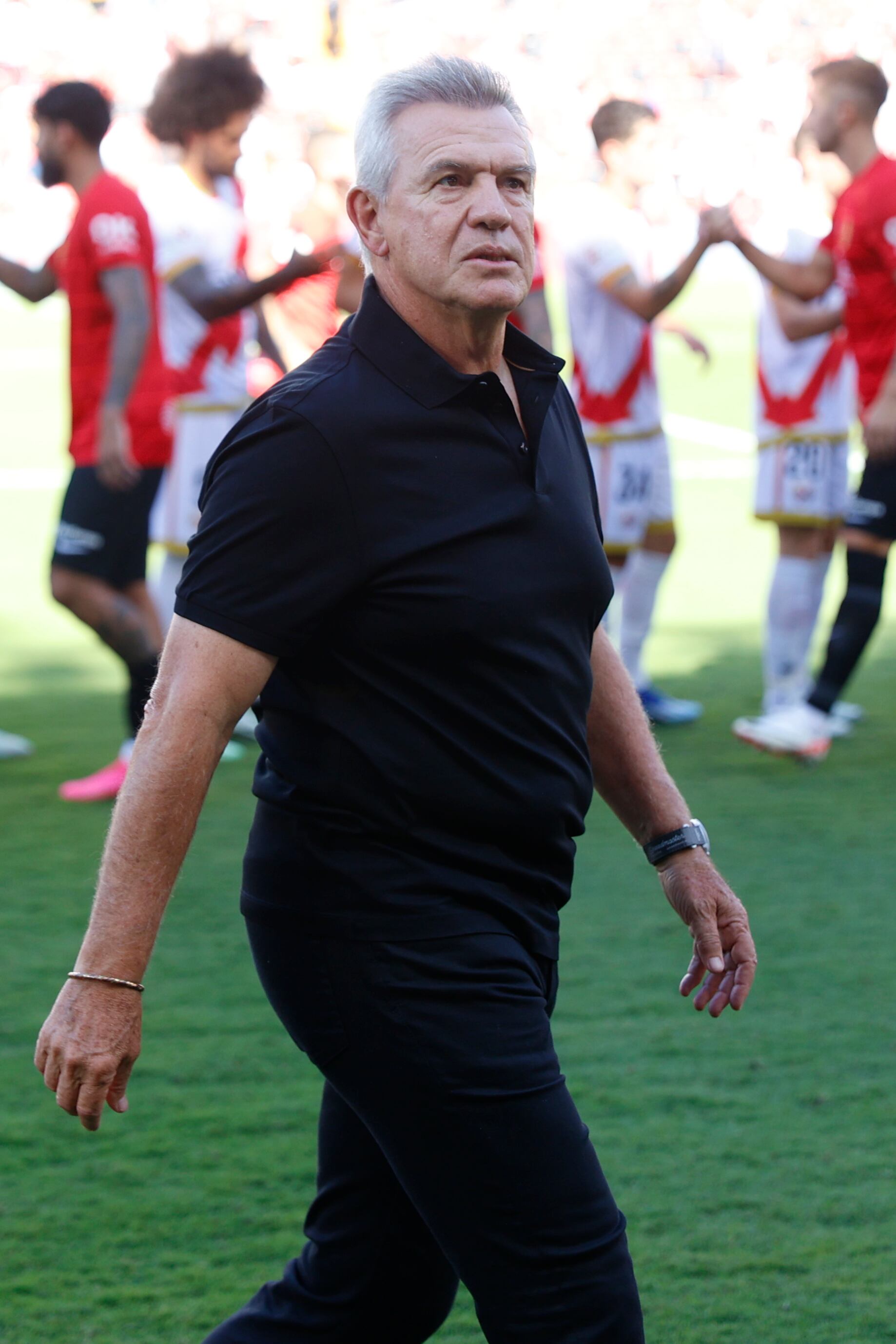 MADRID 30/09/2023.- El técnico del RCD Mallorca, JAvier Aguirre minutos antes de comenzar el partido correspondiente a la jornada 8 de LaLiga EA Sports que enfrenta al Rayo Vallecano y RCD Mallorca este sábado en el Campo de Fútbol de Vallecas. EFE/ Rodrigo Jimenez