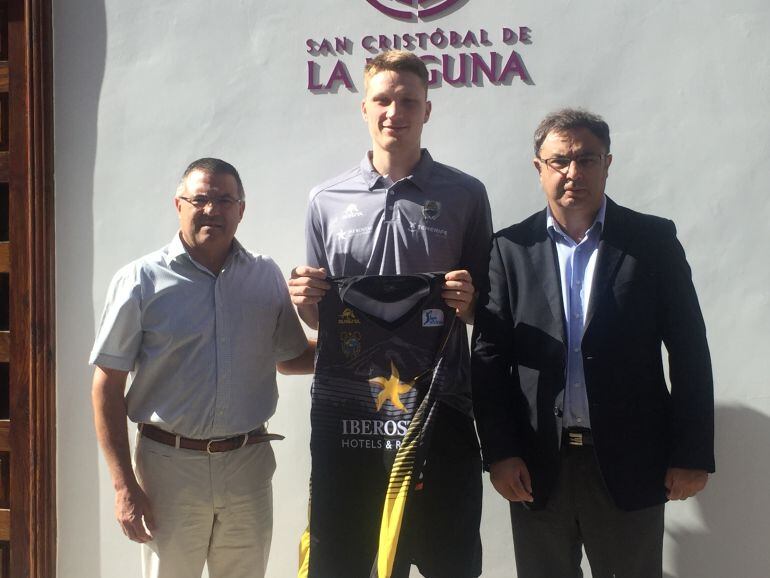 Marius Grigonis en su presentación como nuevo jugador aurinegro