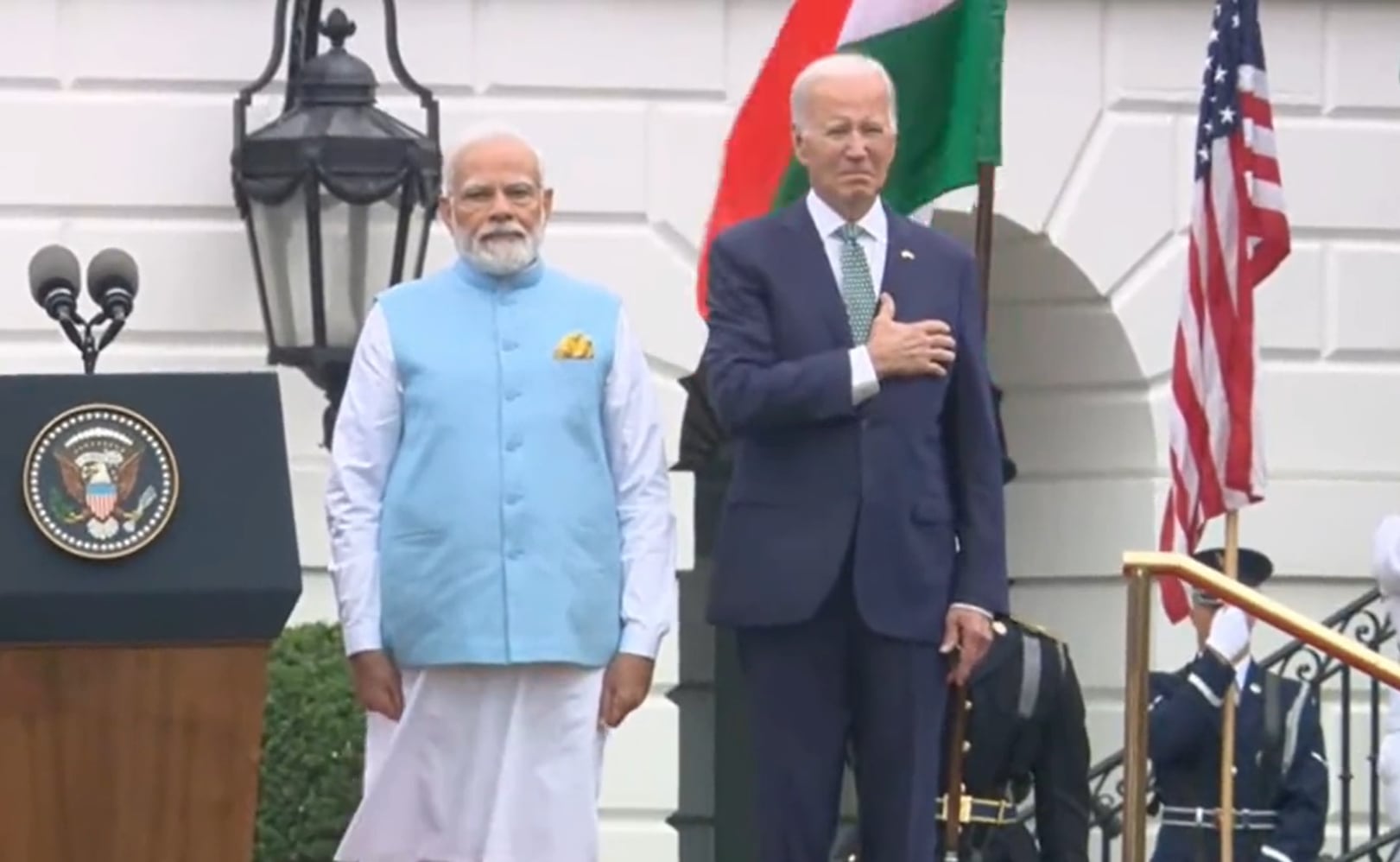 Joe Biden durante el himno de India.