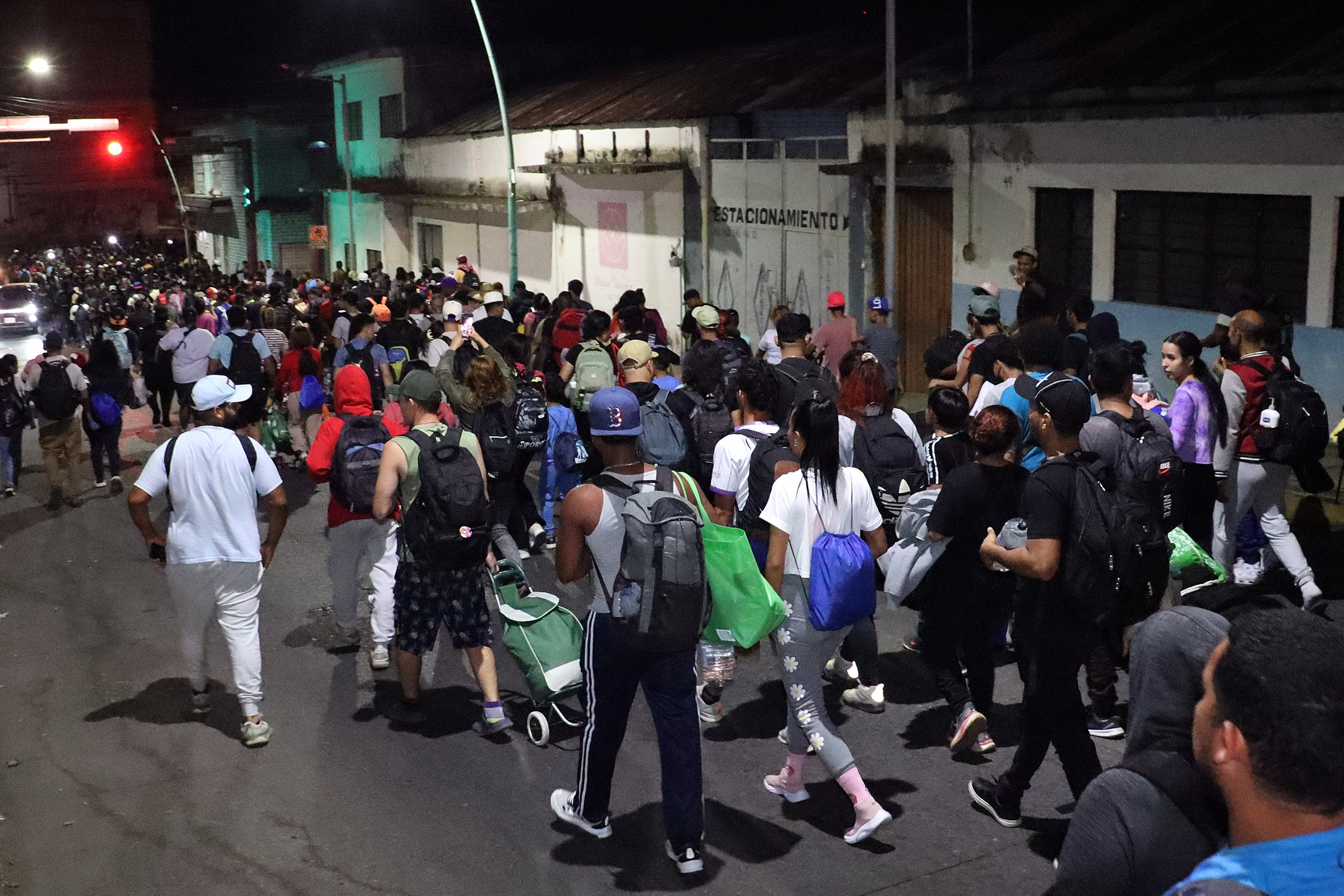 Un grupo de migrantes camina en caravana hacia la frontera norte este lunes, desde el municipio de Tapachula en Chiapas (México).