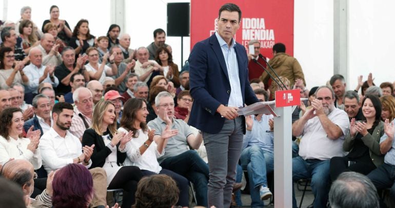 El secretario general del PSOE, Pedro Sánchez, durante su intervención en un acto electoral de la campaña vasca.