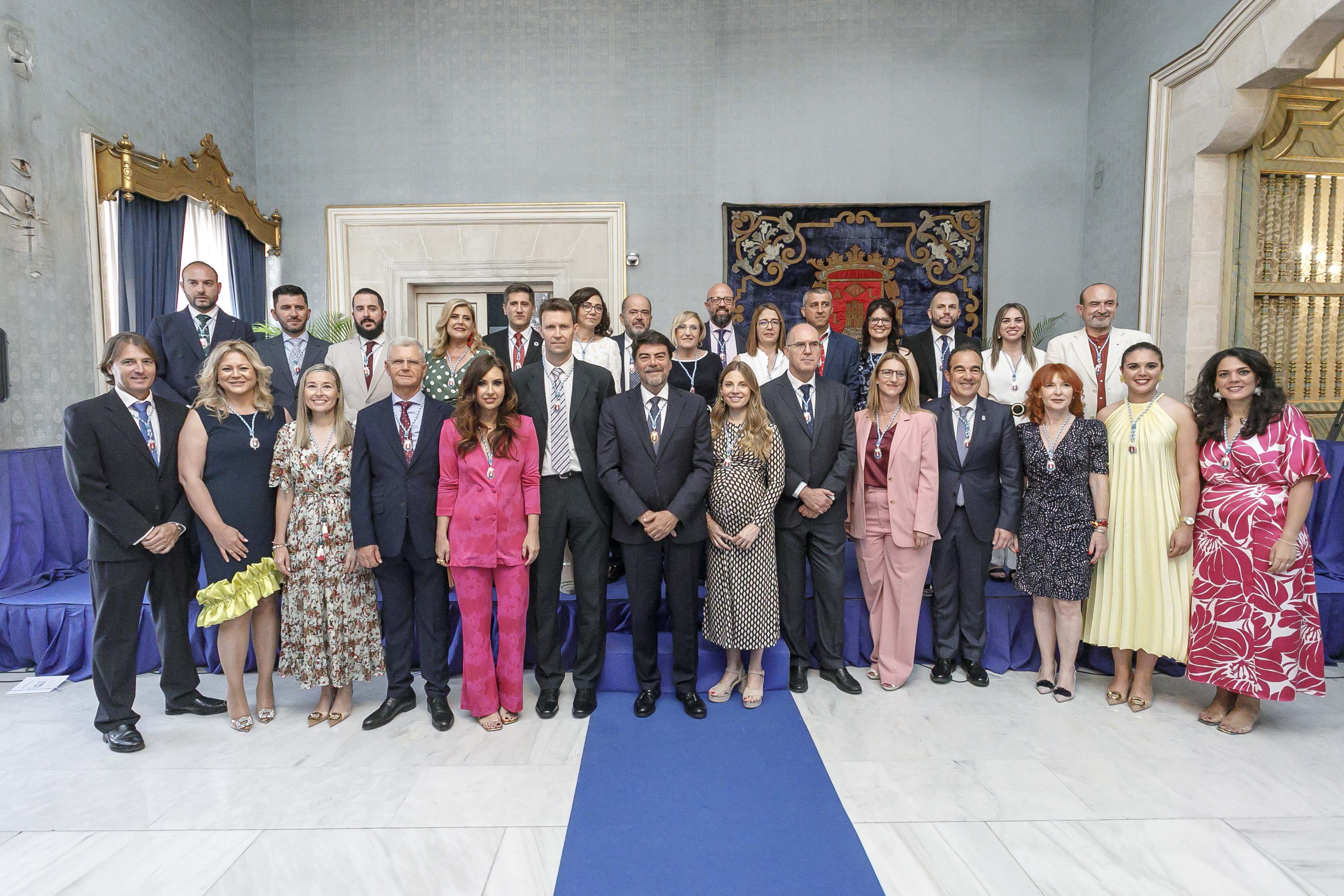 Foto de familia de la nueva corporación municipal. Foto: Ayuntamiento de Alicante/Ernesto Caparrós