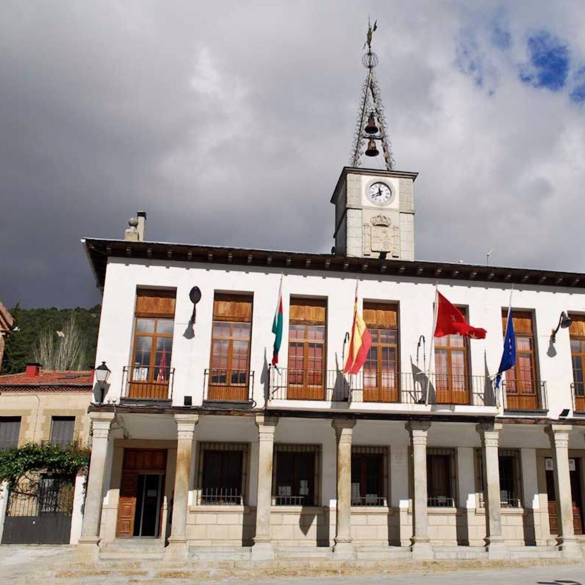 Los Ayuntamientos de Miraflores, Lozoyuela, o Robledillo de la Jara serán reformados para ser accesibles