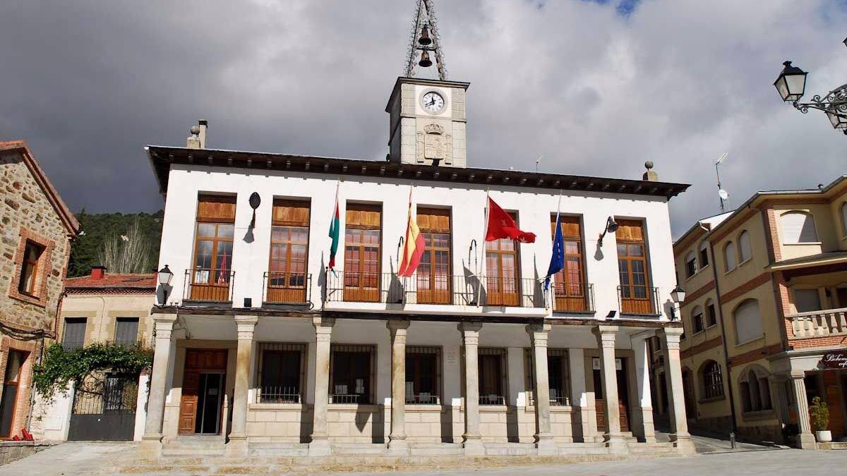 Entrevista a Nieves García, portavoz del PSOE de Miraflores de la Sierra, que denuncian falta de efectivos de Policía en el municipio