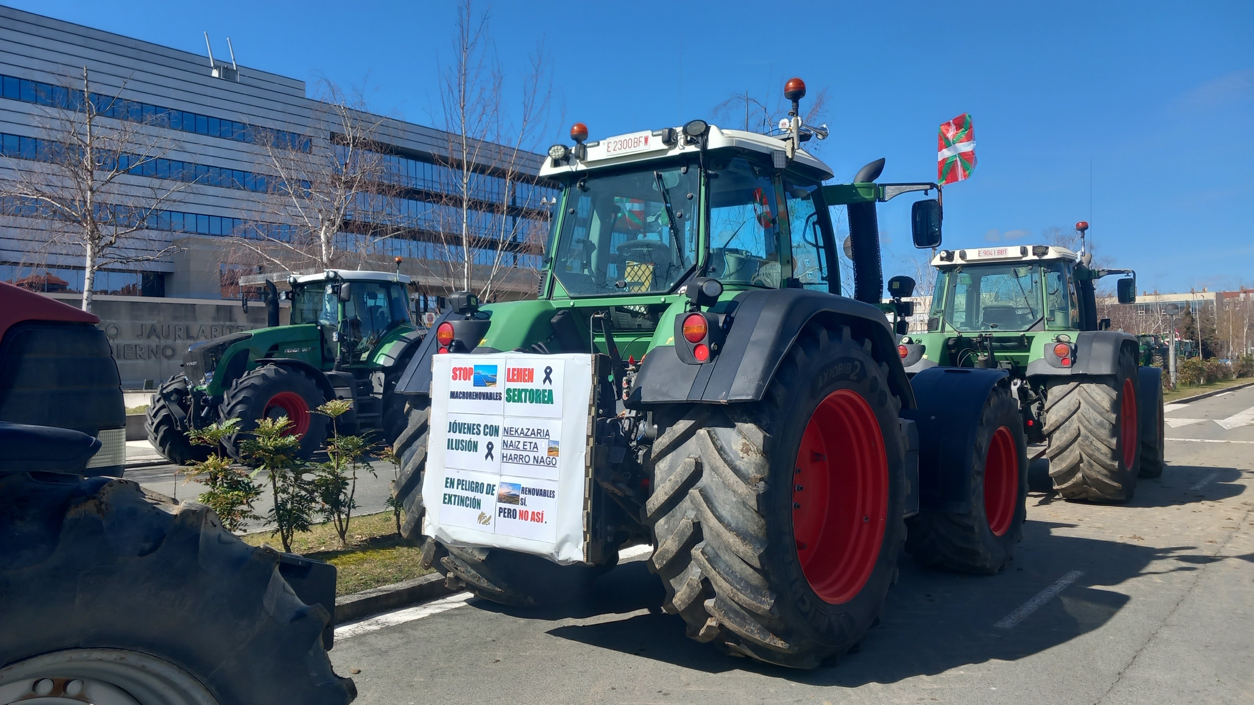 Tractorada frente al Gobierno vasco en Vitoria