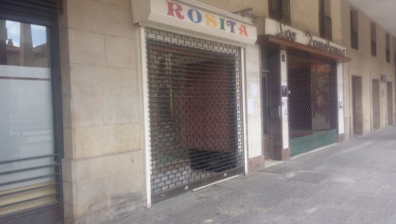 Locales comerciales vacíos en la Plaza de Navarra de Tafalla tras su cierre