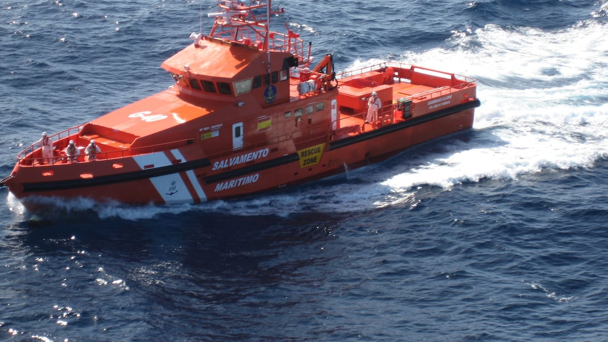 Dos fallecidos y un evacuado en una patera rescatada al Sureste de Lanzarote