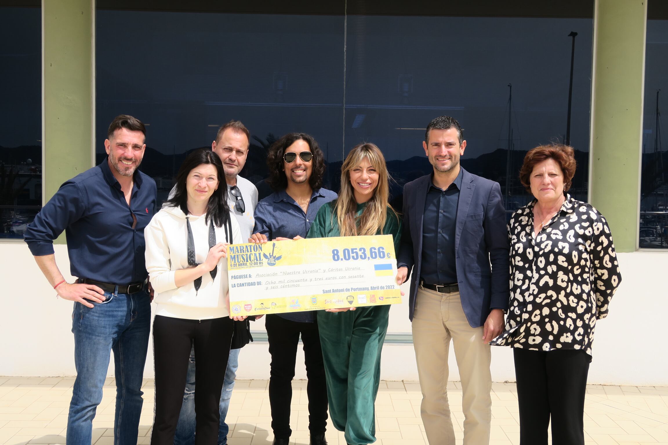 El momento de la entrega del cheque del dinero recaudado