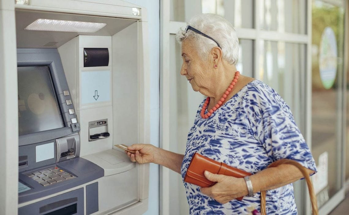 Las mujeres distraían a sus víctimas para hacerse con el PIN de las tarjetas o con el dinero que acababan de extraer