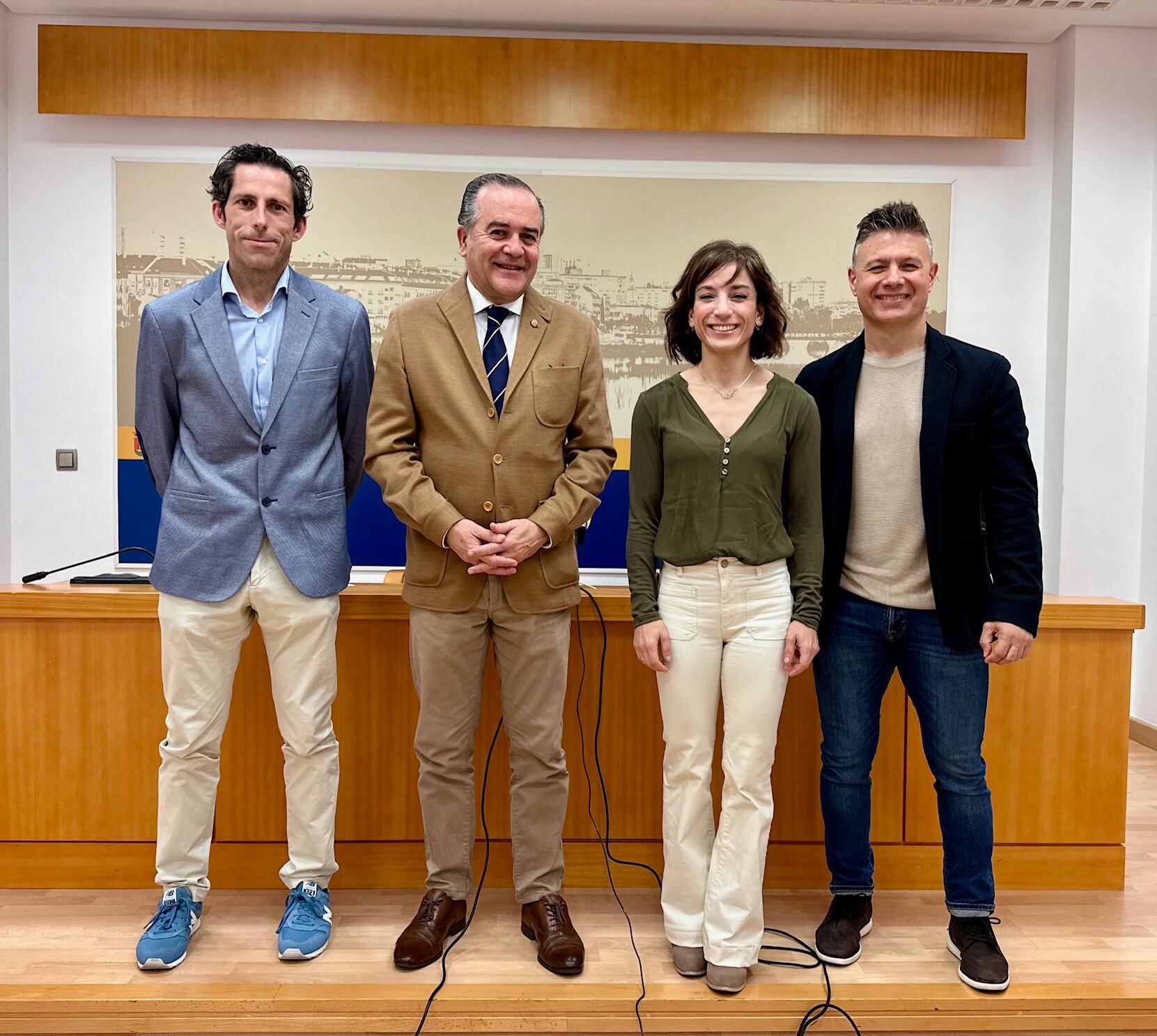 De izquierda a derecha: Antonio Núñez, concejal de Deporte; alcalde, José Julián Gregorio; Sandra Sánchez, karateca olímpia y; Jesús del Moral, entrenador.