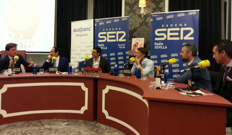 De izquierda a derecha, Eduardo Dávila Miura, Manolo Molés, Paco Ureña, Manuel Escribano, Paco García y Emilio Trigo en la tertulia taurina de Radio Sevilla.