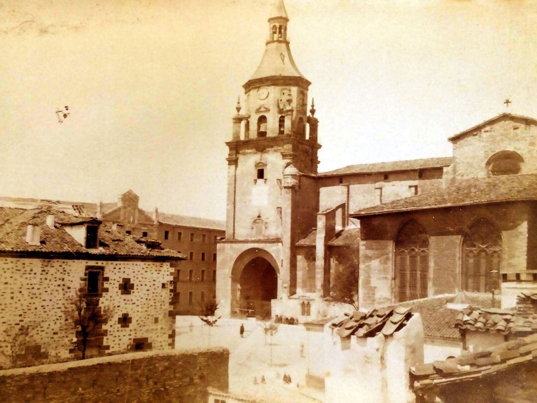 En primer plano tapia de la huerta perteneciente a la pirotecnia