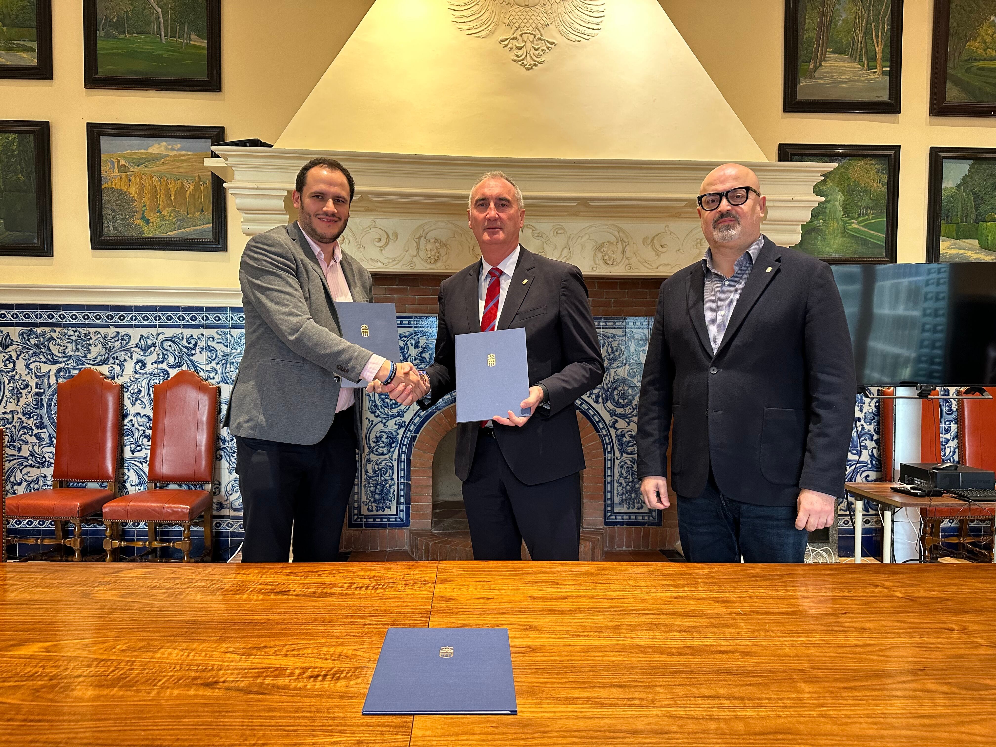 el presidente de la Asociación Cultural Junta de Cofradías de Semana Santa de Segovia, Víctor García, junto a los miembros de la corporación municipal