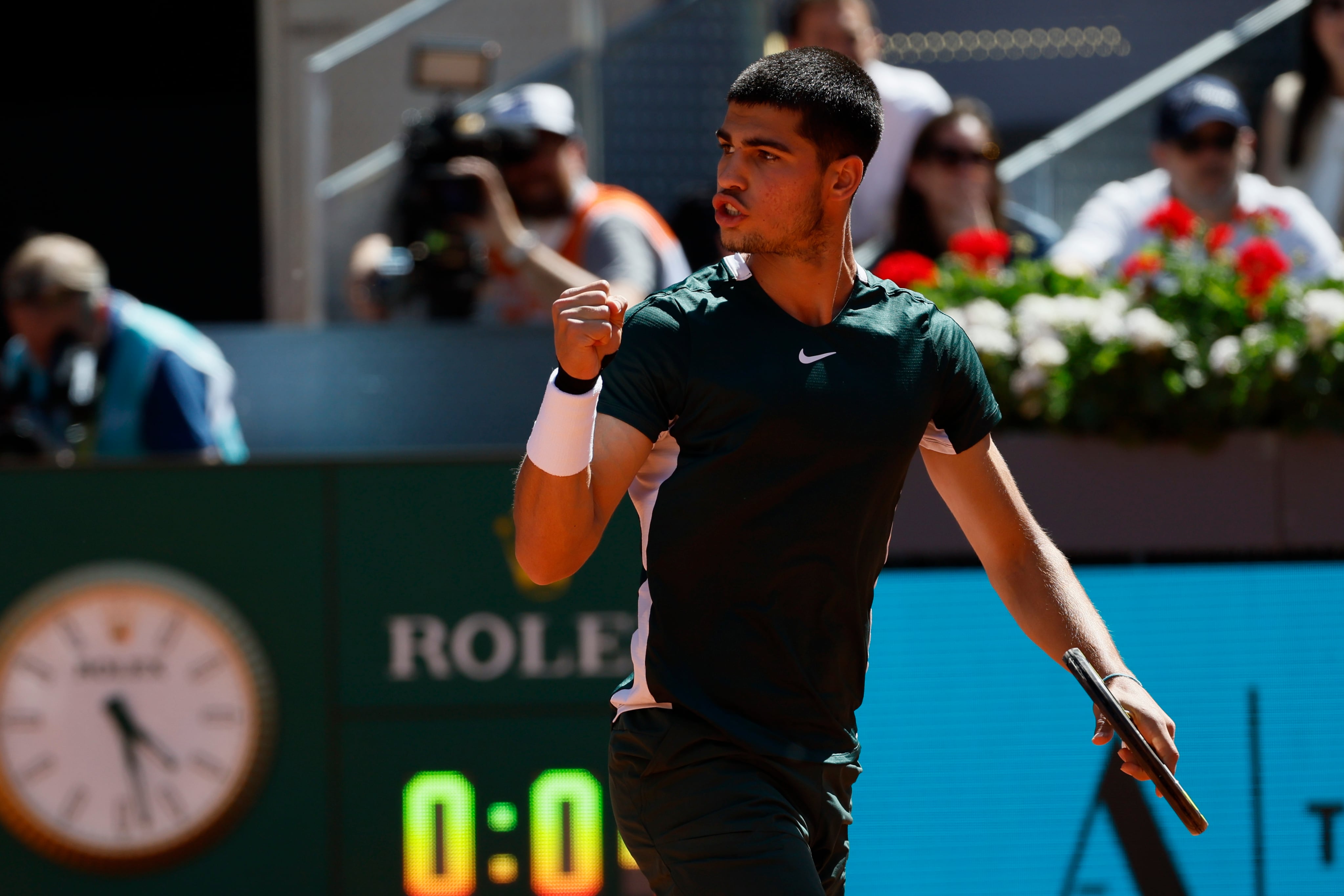 MADRID, 07/05/2022.- El tenista español Carlos Alcaraz celebra una bola contra el tenista serbio Novak Djokovic, durante el partido de semifinal del Mutua Madrid Open, hoy sábado en la Caja Mágica en Madrid. EFE/Juanjo Martín
