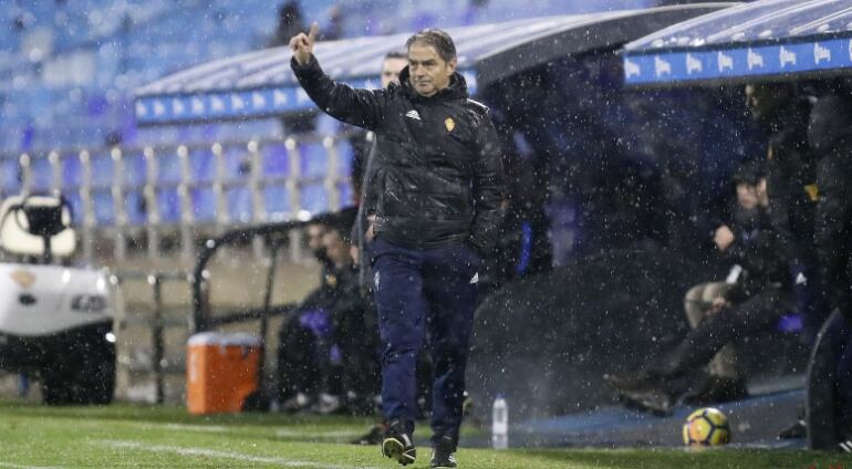 Natxo González da instrucciones desde el banquillo en el último partido en La Romareda