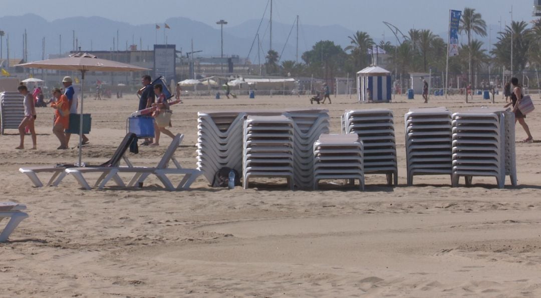 Nuevo color para las hamacas y sombrillas de la playa de Gandia. 