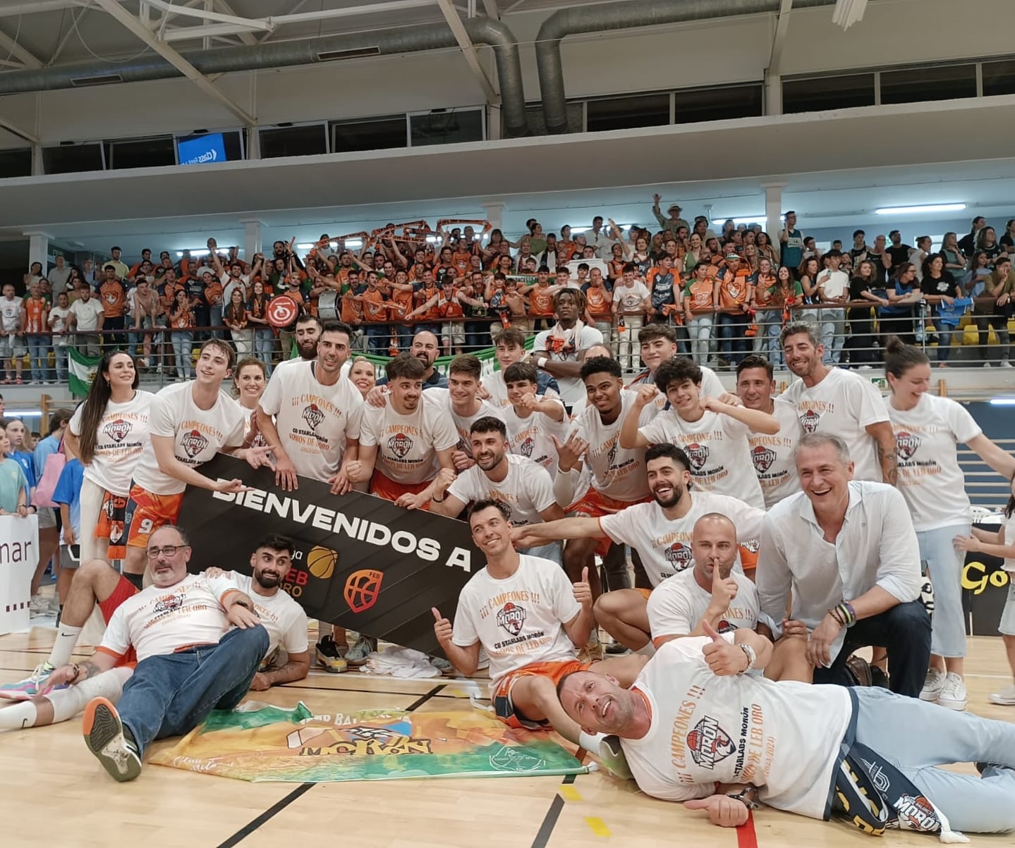 Los jugadores celebran el ascenso con la afición / Radio Morón