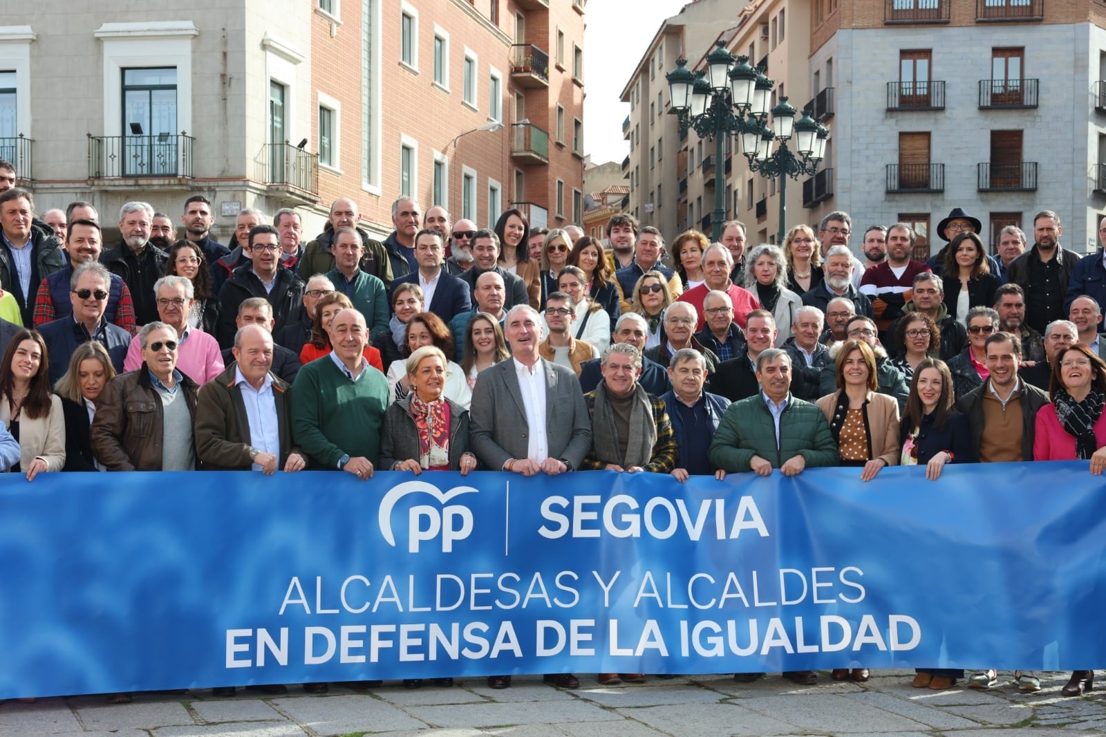 Foto de familia del PP de Segovia tras la lectura del manifiestos &quot;Alcaldes por la igualdad&quot;